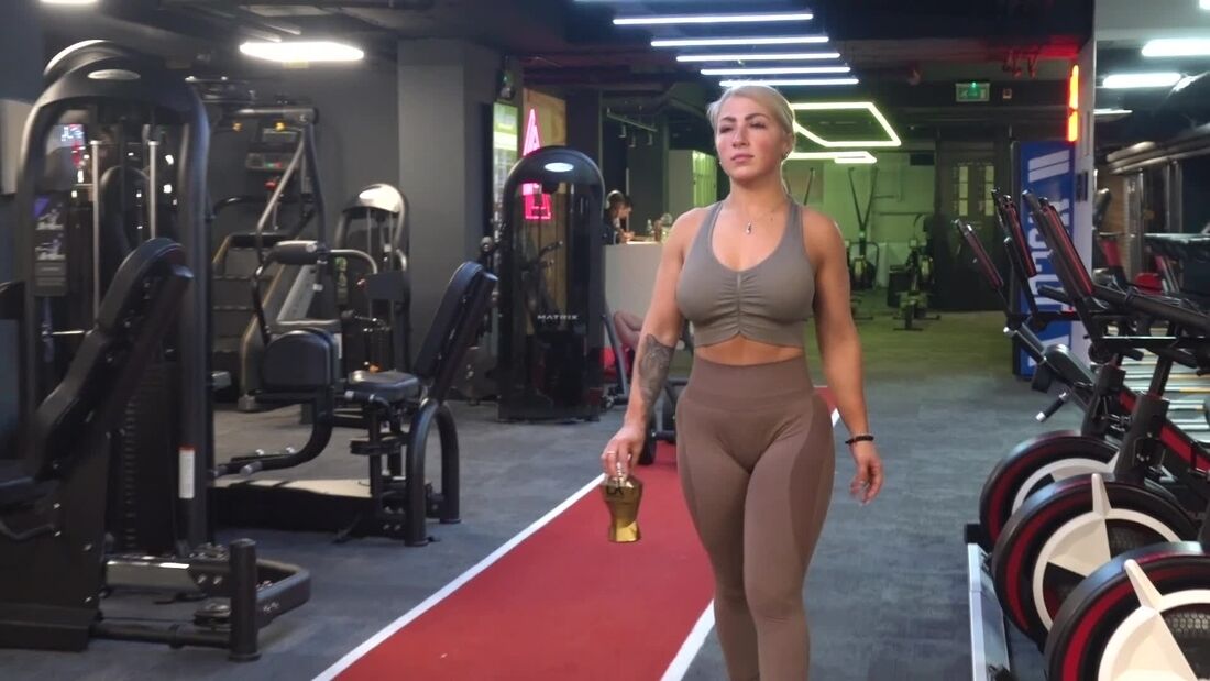 London Streets & Full Body Workout with Anna Pollini