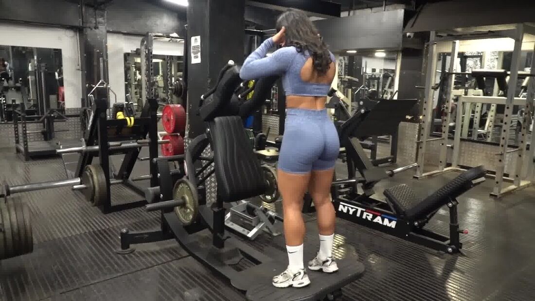 London PT Emily Shura Trains Full Body at Busy London Gym!