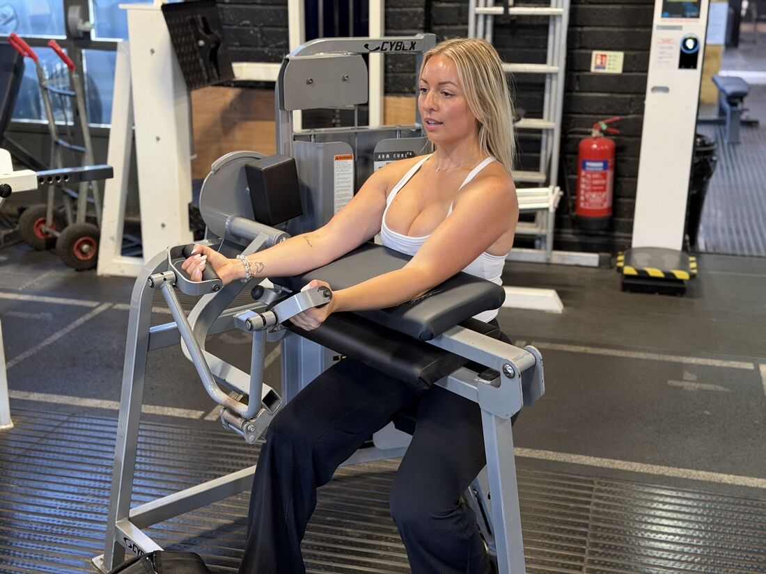 fitness-model-abby-louise-trains-full-body fitness-model-abby-louise-trains-full-body