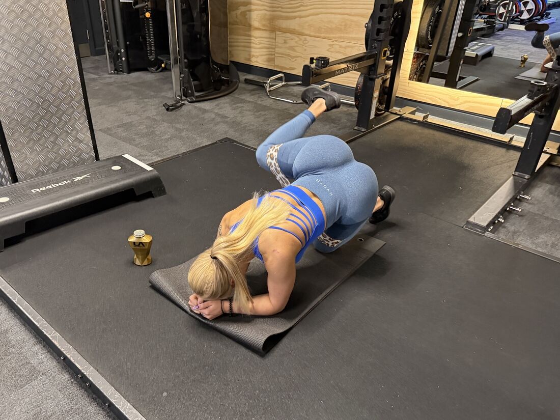 brutal-leg-workout-with-italian-pt-anna-pollini