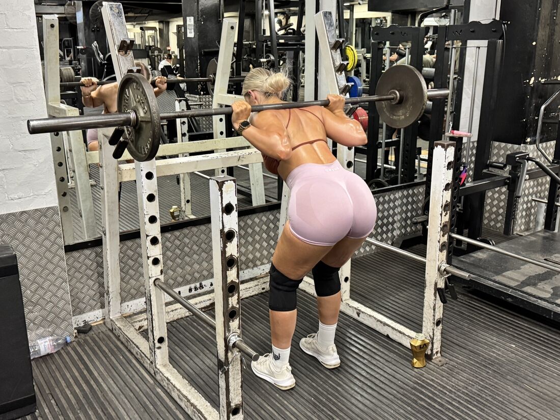 london-fitness-girl-megan-railton-trains-lower-body