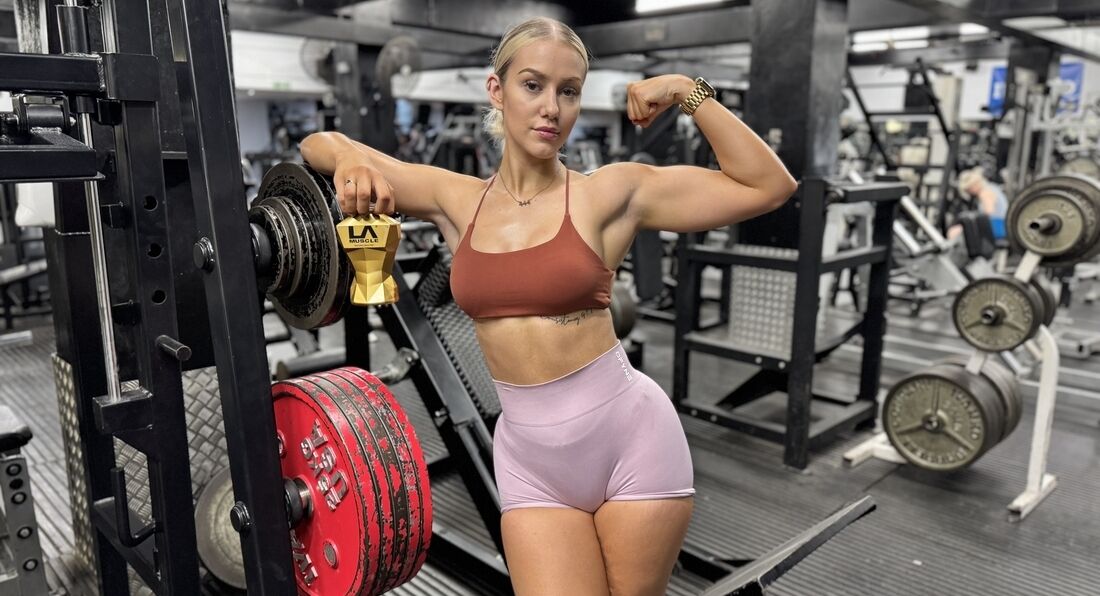 London Fitness Girl Megan Railton Trains Lower Body