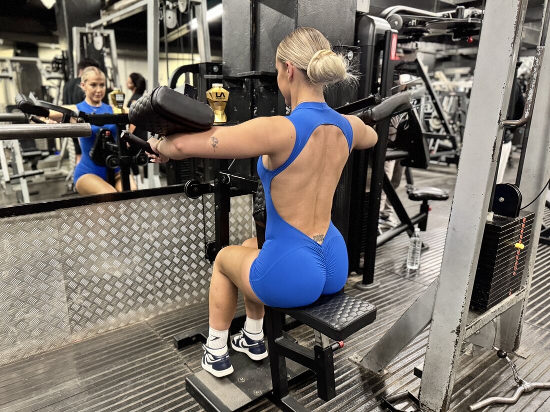 london-fitness-model-megan-railton-trains-upper-body