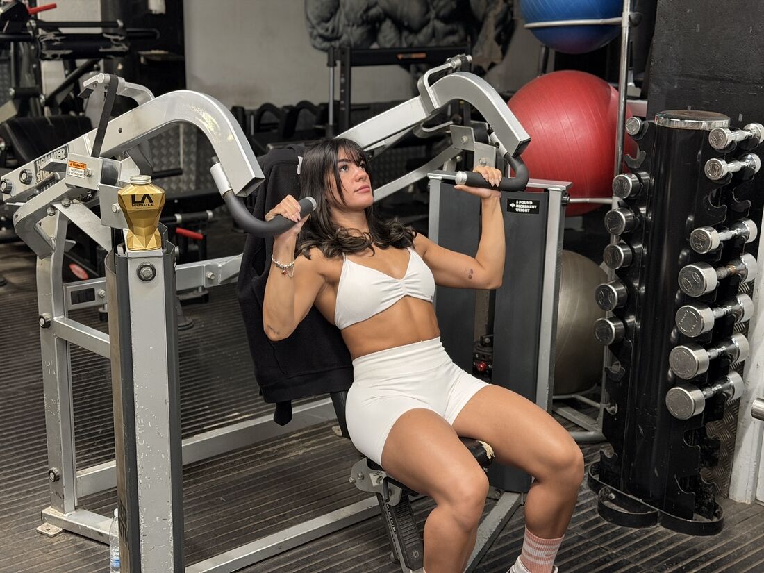 London-PT-Emily-Shura-Trains-Full-Body