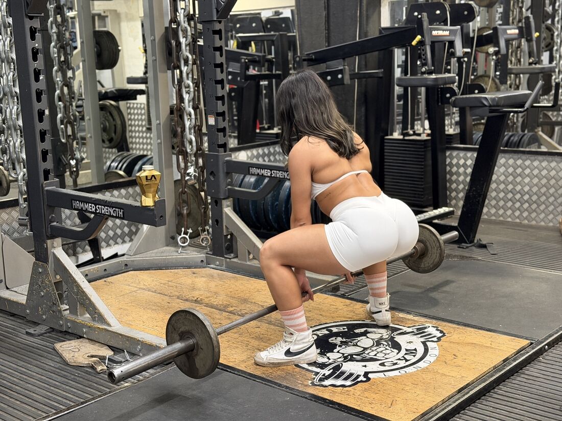 London-PT-Emily-Shura-Trains-Full-Body