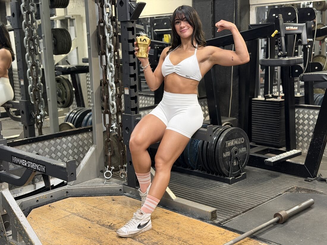 London-PT-Emily-Shura-Trains-Full-Body